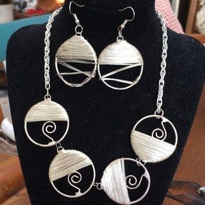 Silver toned necklace, 18” long. Easy attachment. Very unique. With earrings!!